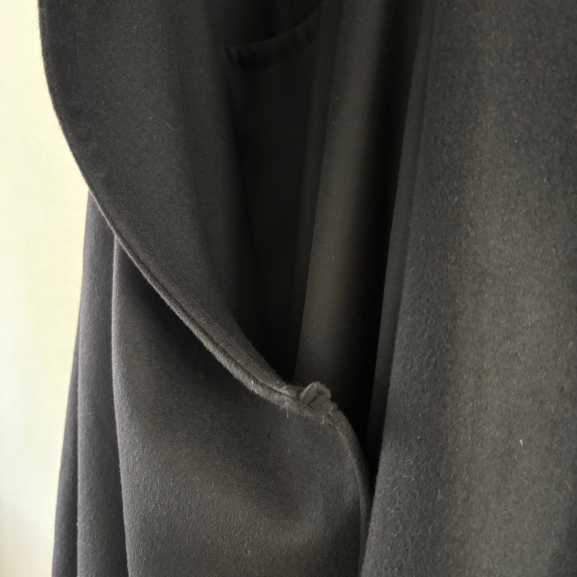 cleaveland×BELLA MOLNAR<br> : commander<br> "Affolé par ceci" r.carpet/c.blend