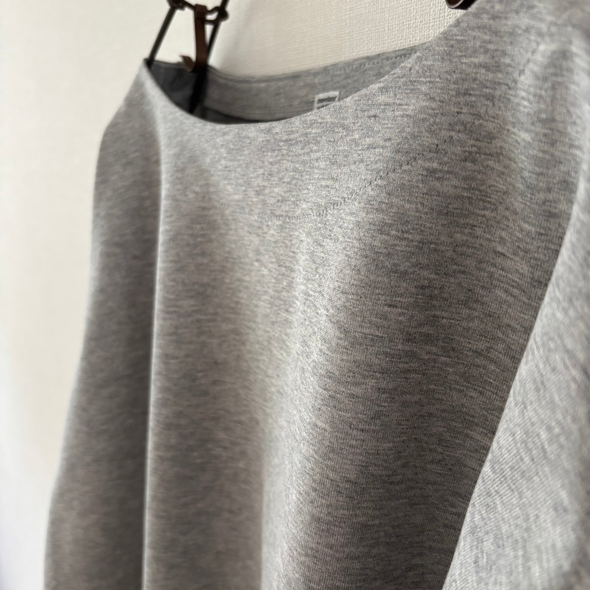 Cleaveland<br> "De partout"<br> Pull à manches longues gris clair