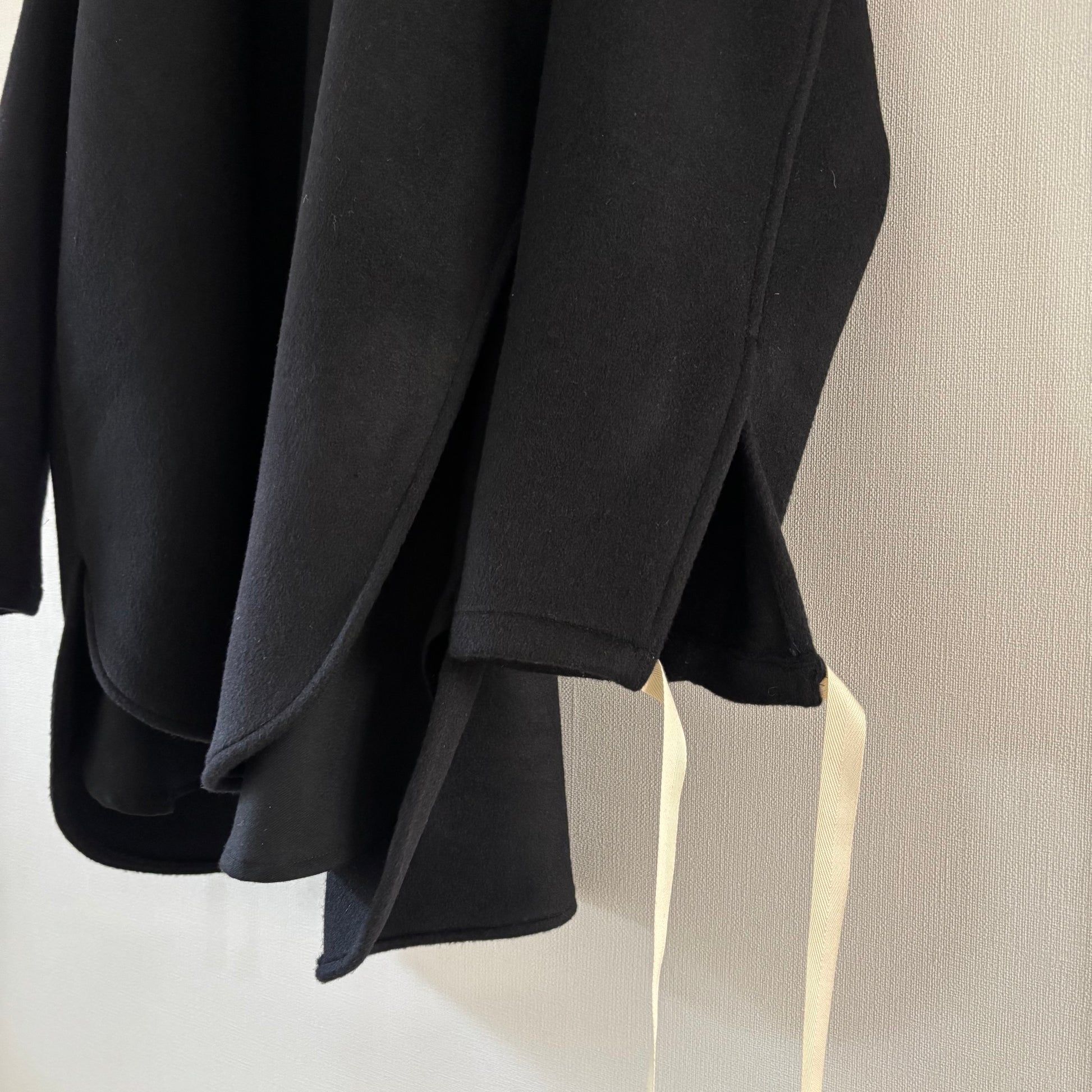 cleaveland×BELLA MOLNAR<br> : commander<br> "Affolé par ceci" r.carpet/c.blend