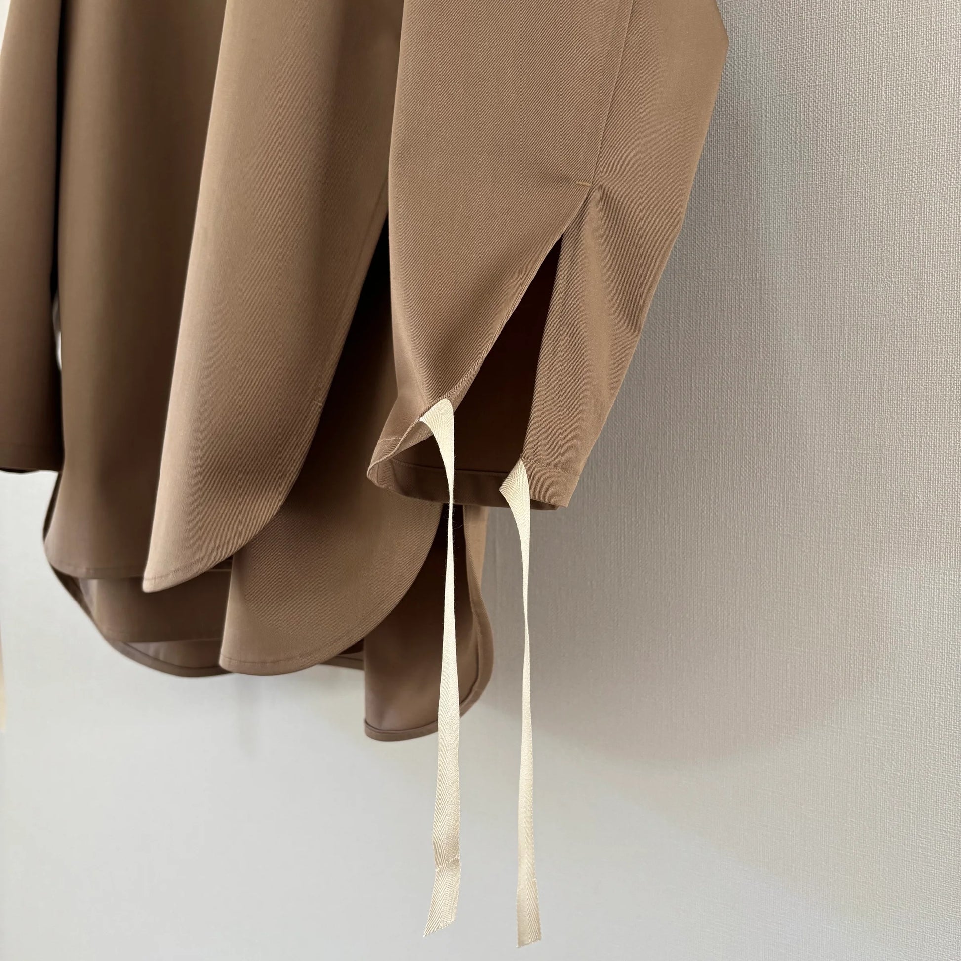 cleaveland×BELLA MOLNAR<br> : commander  <br>« Attristé par cela » MMTwill