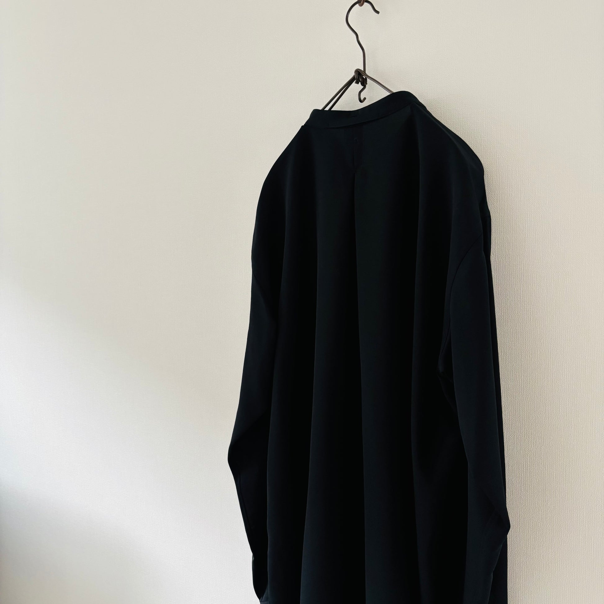 Cleaveland × Bella Molnar<br> commander<br> « Habille le tricheur » vwr