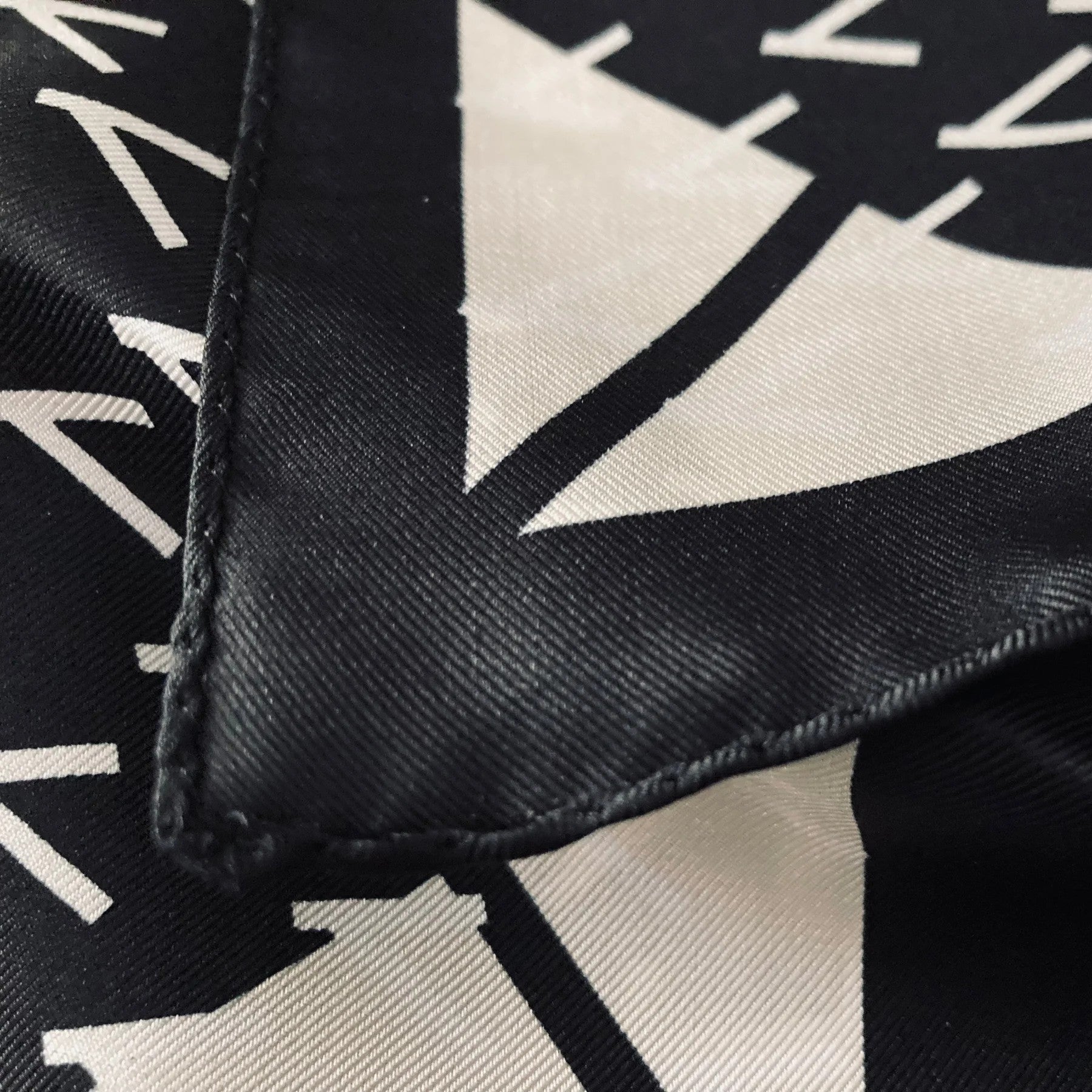 cleaveland×BELLA MOLNAR  <br>Écharpe « 13 roses »