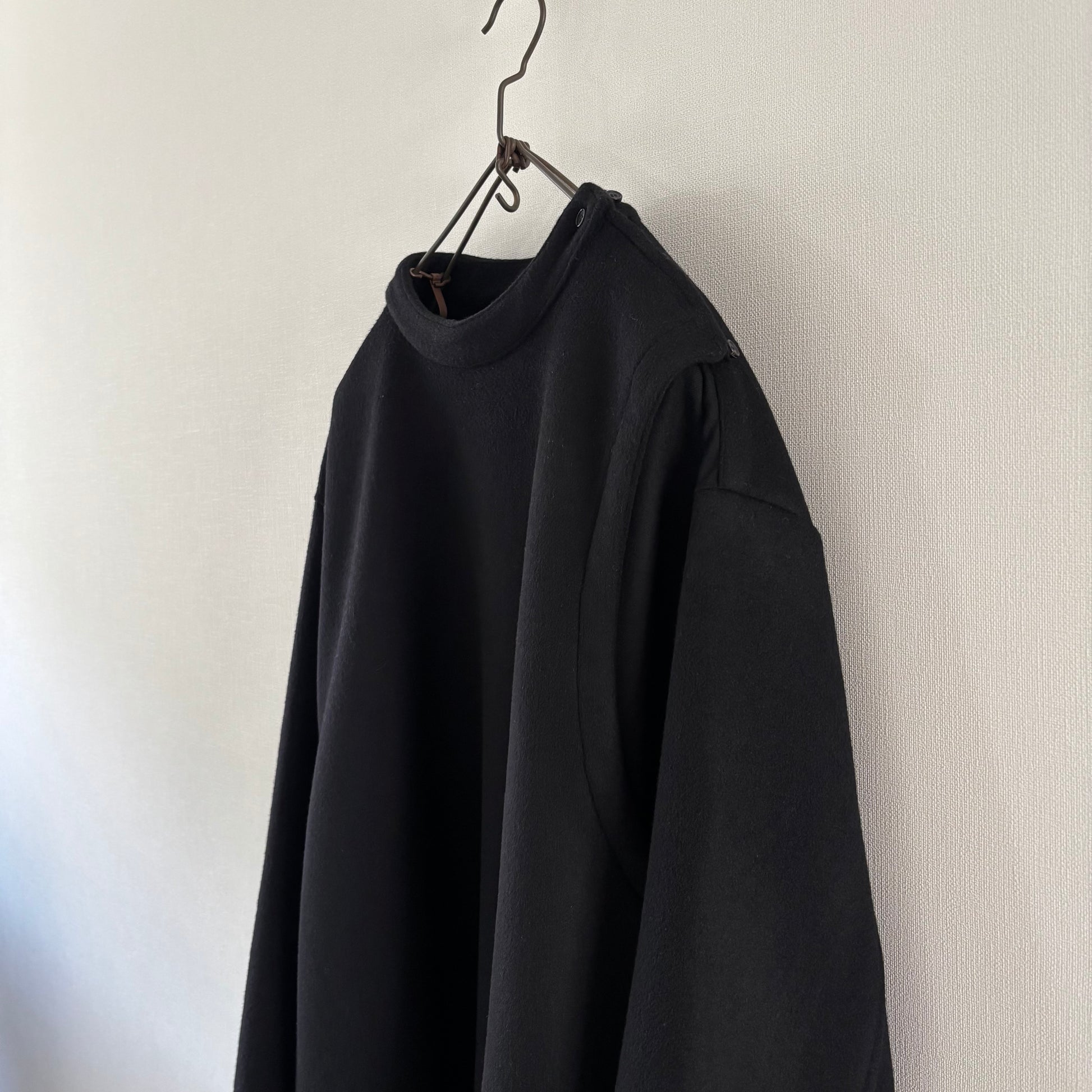 cleaveland×BELLA MOLNAR<br> : commander<br> "Affolé par ceci" r.carpet/c.blend