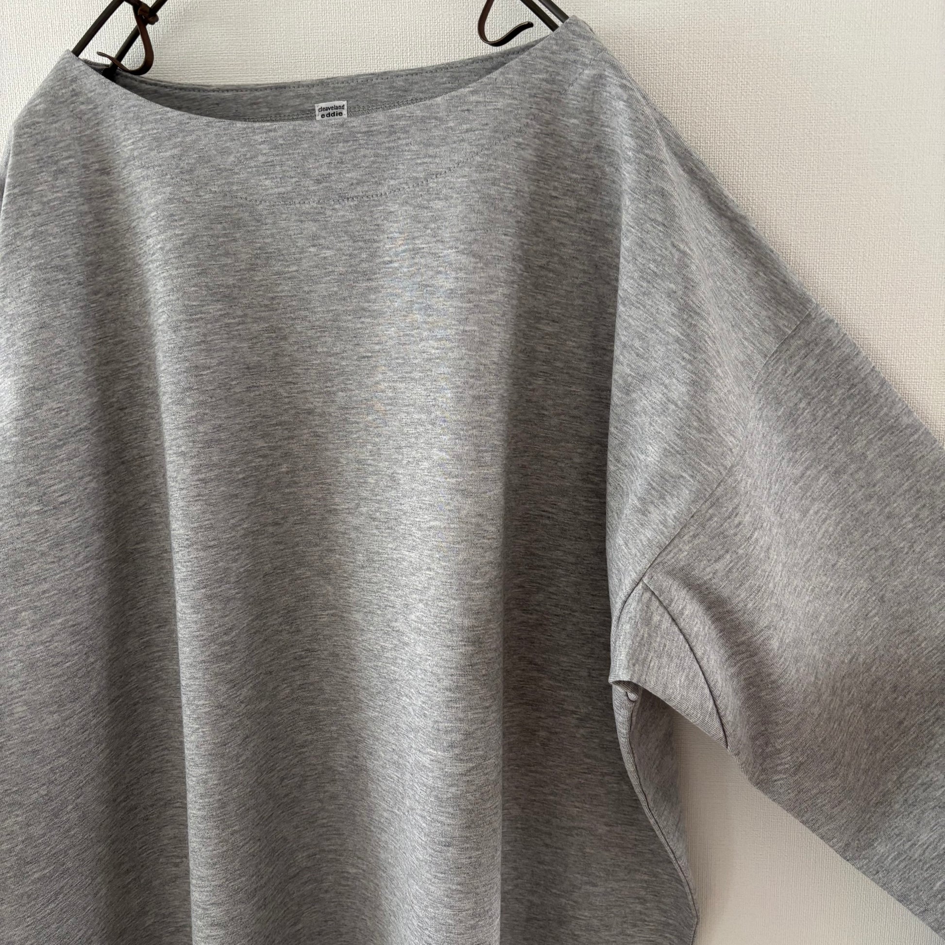 Cleaveland<br> "De partout"<br> Pull à manches longues gris clair