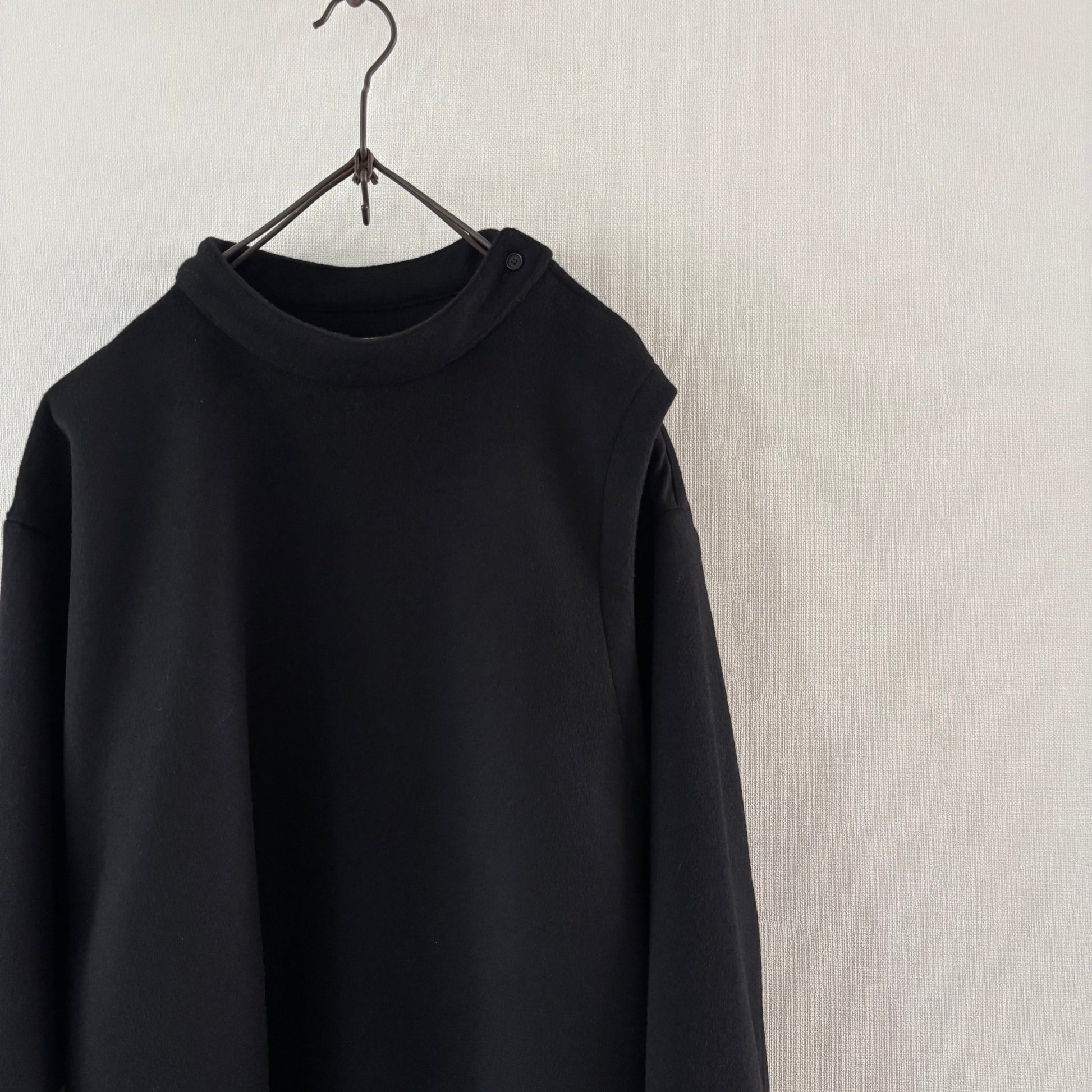 cleaveland×BELLA MOLNAR<br> : commander<br> "Affolé par ceci" r.carpet/c.blend