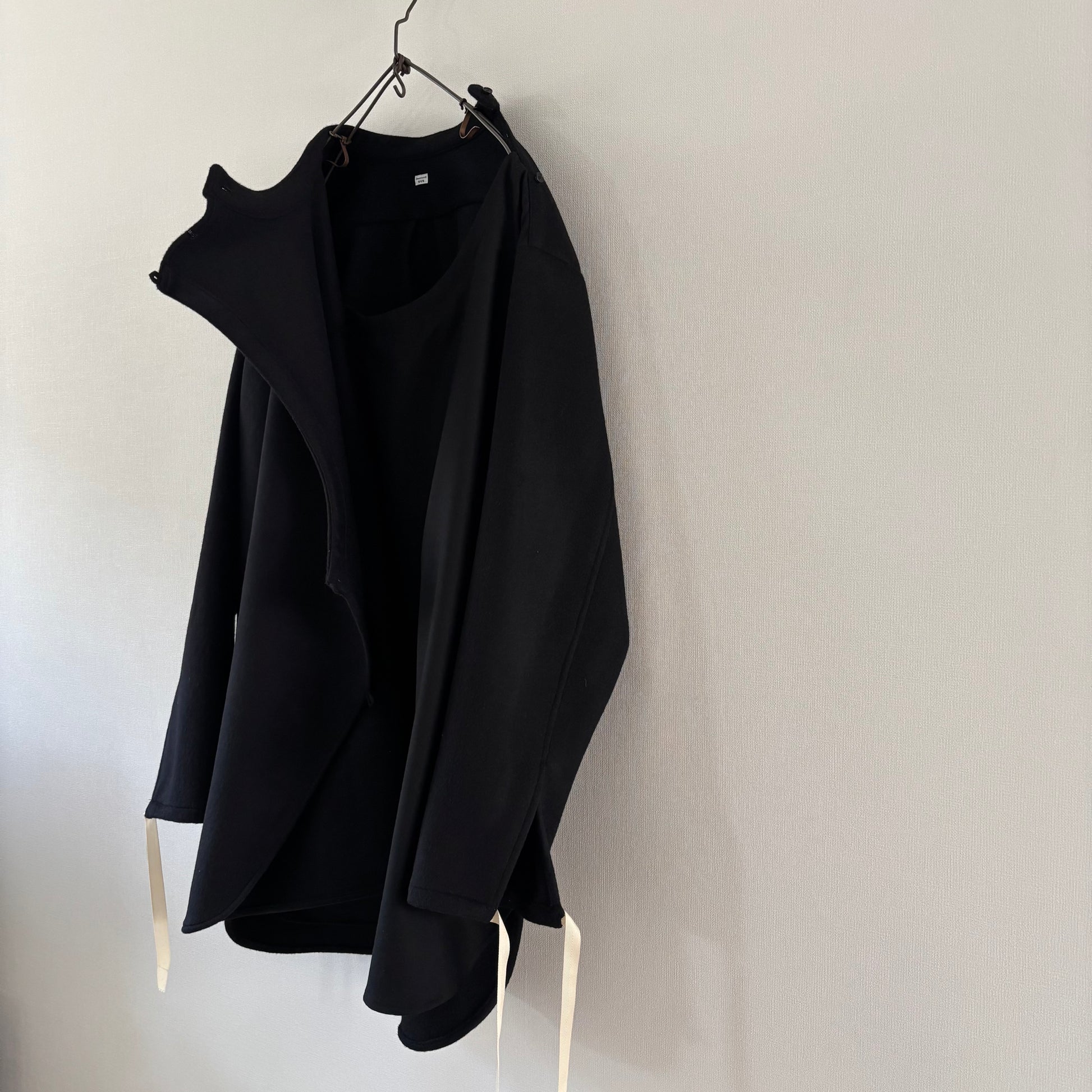 cleaveland×BELLA MOLNAR<br> : commander<br> "Affolé par ceci" r.carpet/c.blend