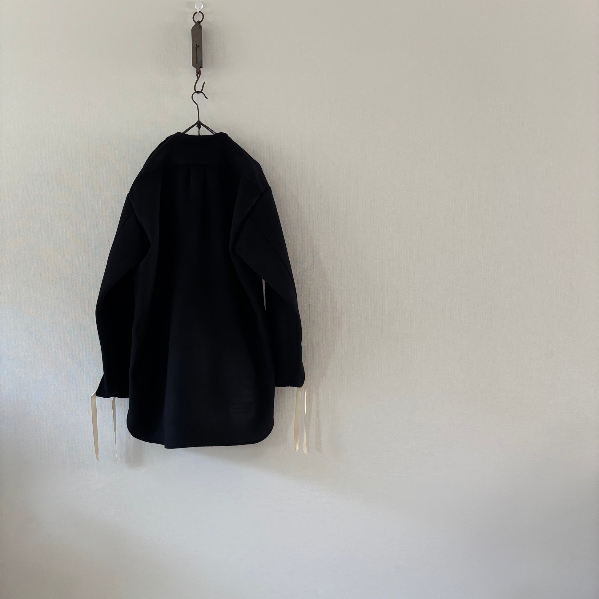 cleaveland×BELLA MOLNAR<br> : commander<br> "Affolé par ceci" r.carpet/c.blend