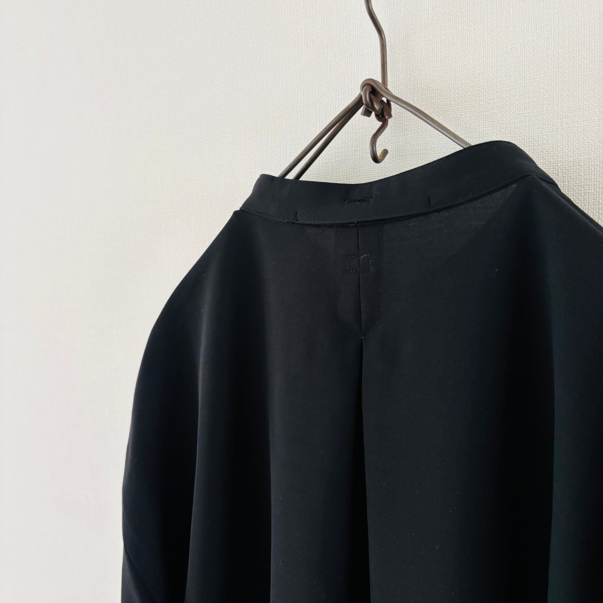 Cleaveland × Bella Molnar<br> commander<br> « Habille le tricheur » vwr