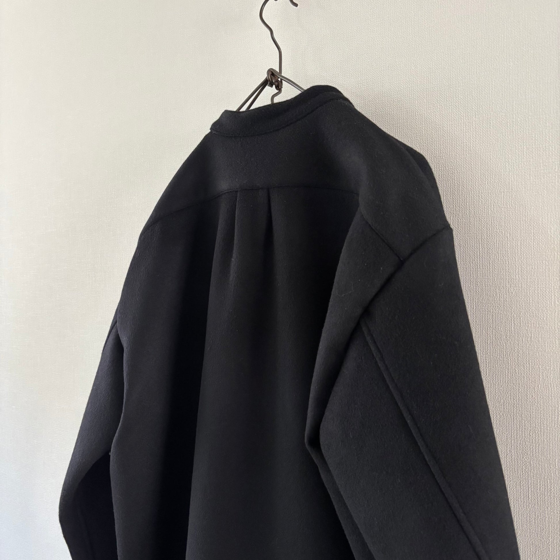 cleaveland×BELLA MOLNAR<br> : commander<br> "Affolé par ceci" r.carpet/c.blend