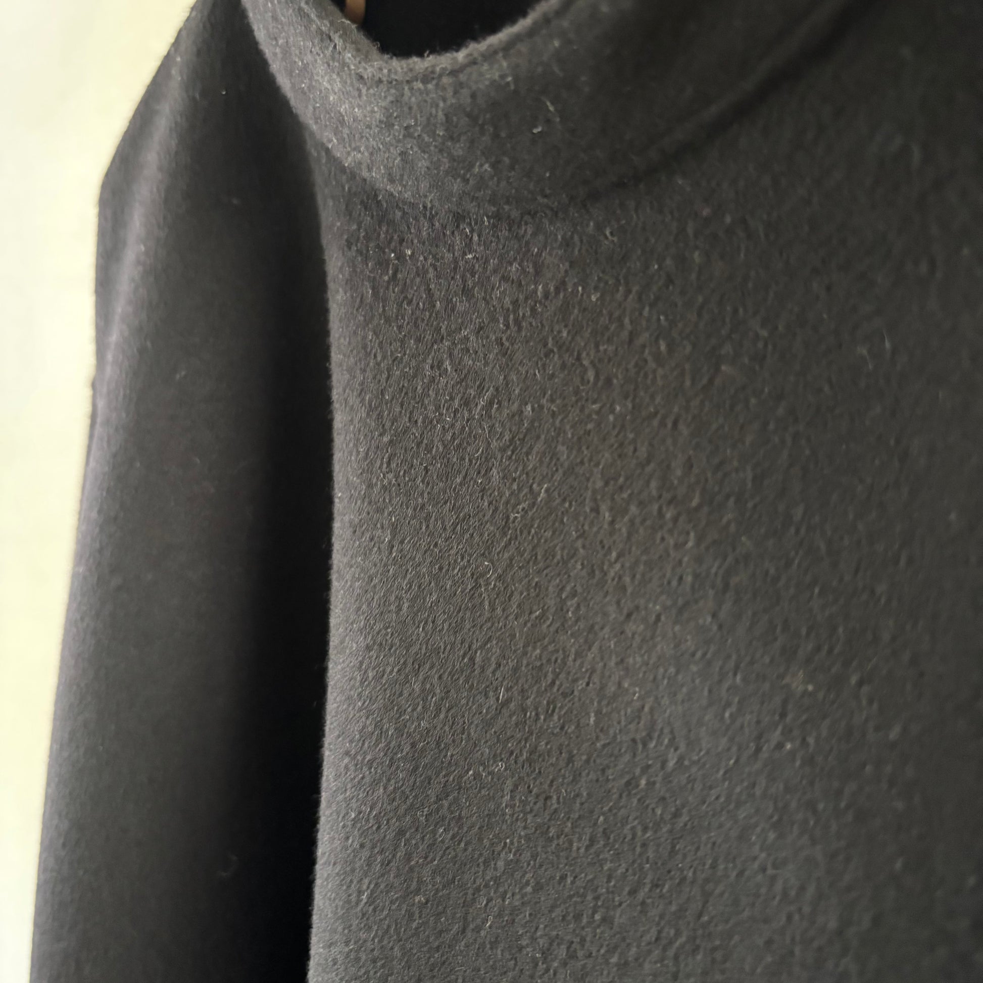 cleaveland×BELLA MOLNAR<br> : commander<br> "Affolé par ceci" r.carpet/c.blend