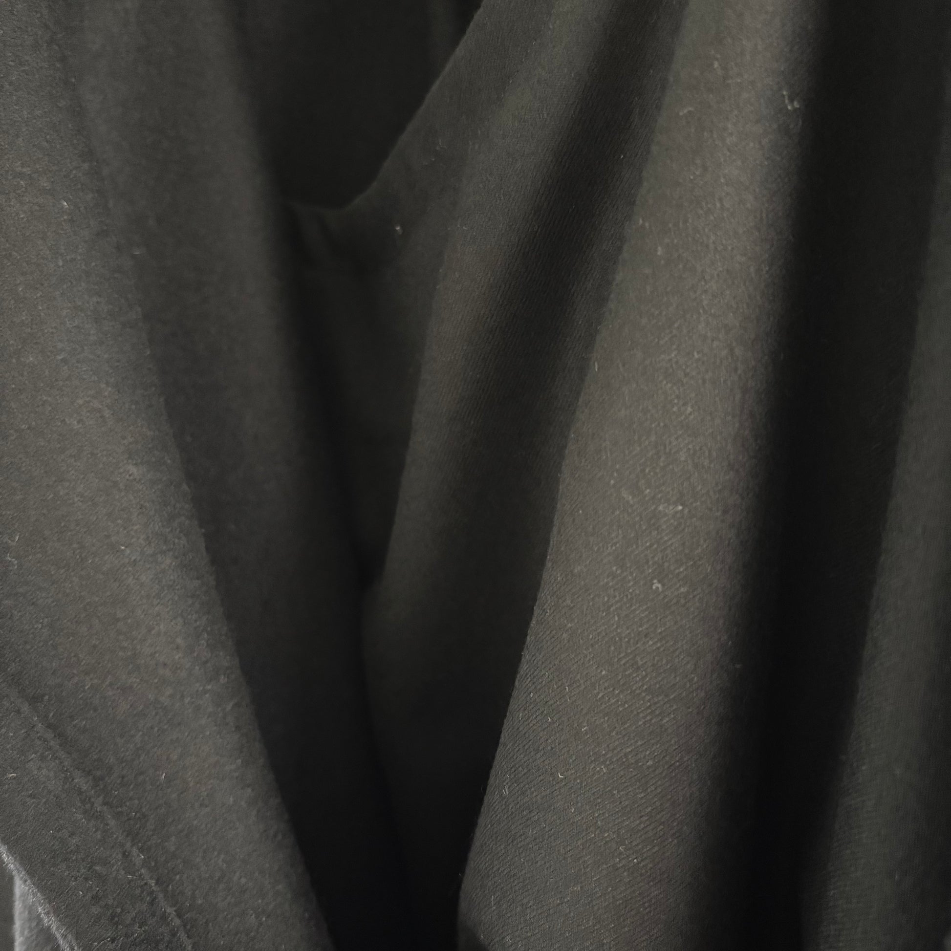 cleaveland×BELLA MOLNAR<br> : commander<br> "Affolé par ceci" r.carpet/c.blend