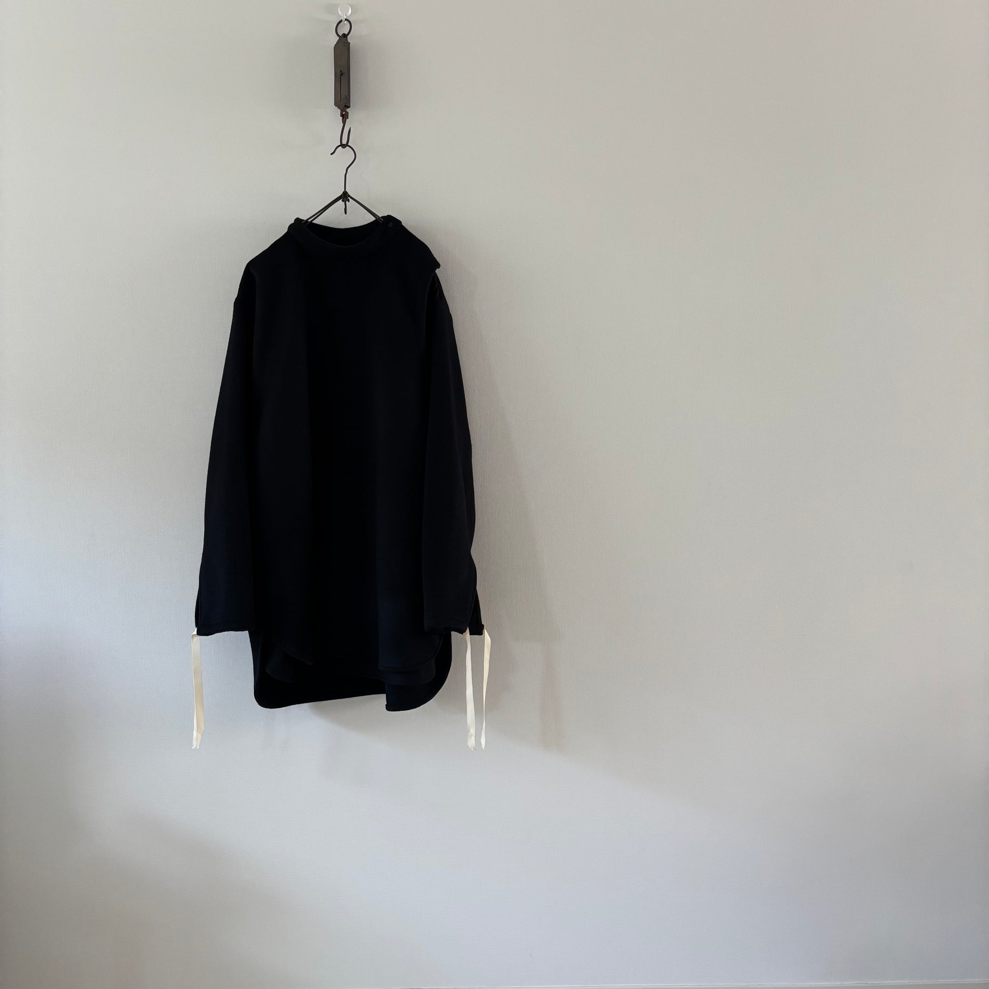 cleaveland×BELLA MOLNAR<br> : commander<br> "Affolé par ceci" r.carpet/c.blend