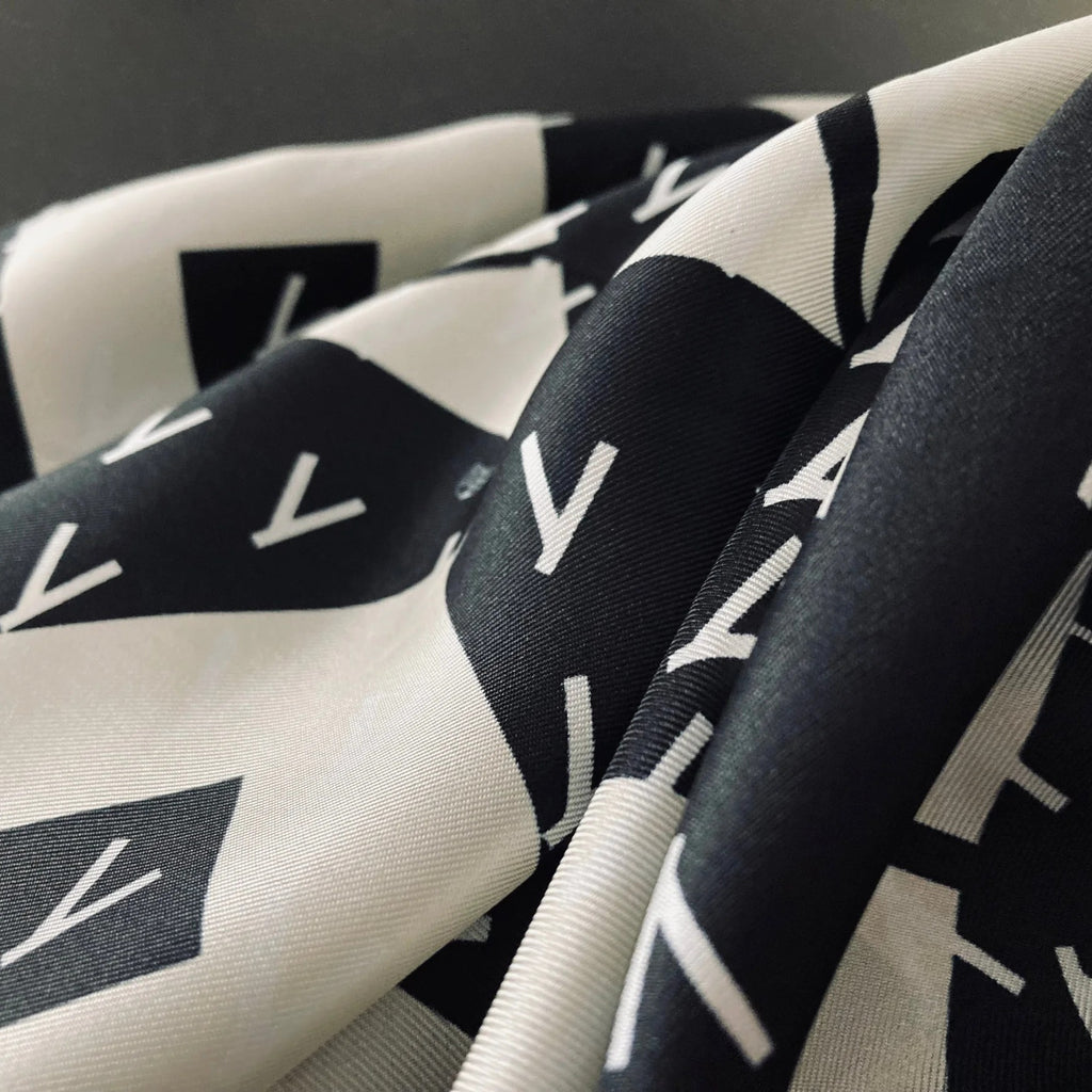 cleaveland×BELLA MOLNAR  <br>Écharpe « 13 roses »