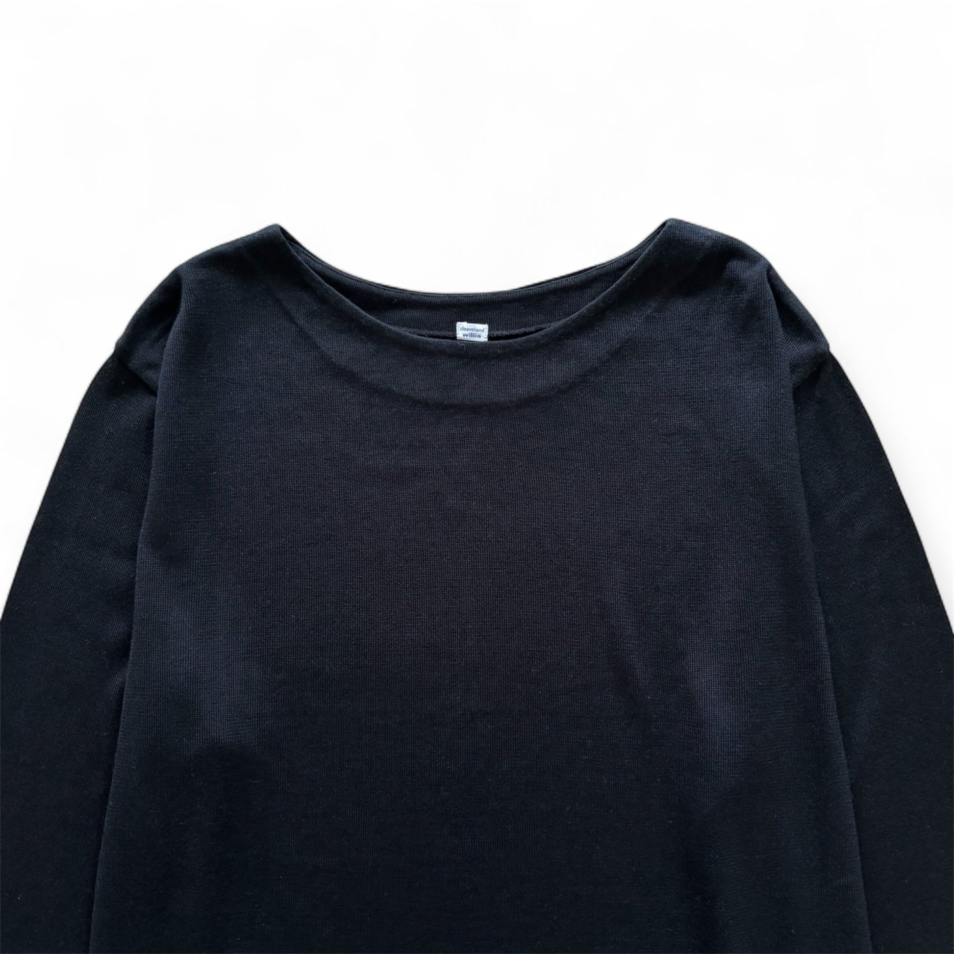 Cleaveland<br> "De partout"<br> Pull à manches longues en maille de soie noire