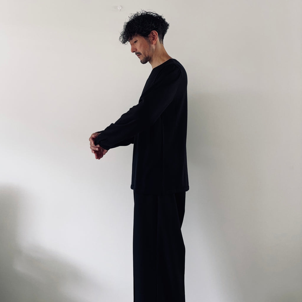 cleaveland  <br>"Out of everywhere"<br> C/pullover long sleeve Silk Knit Black