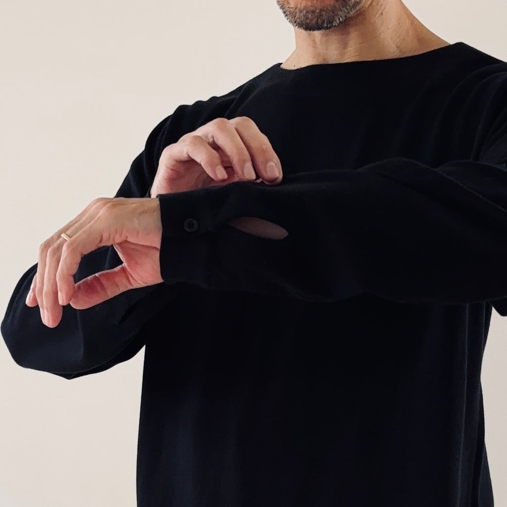 cleaveland  <br>"Out of everywhere"<br> C/pullover long sleeve Silk Knit Black