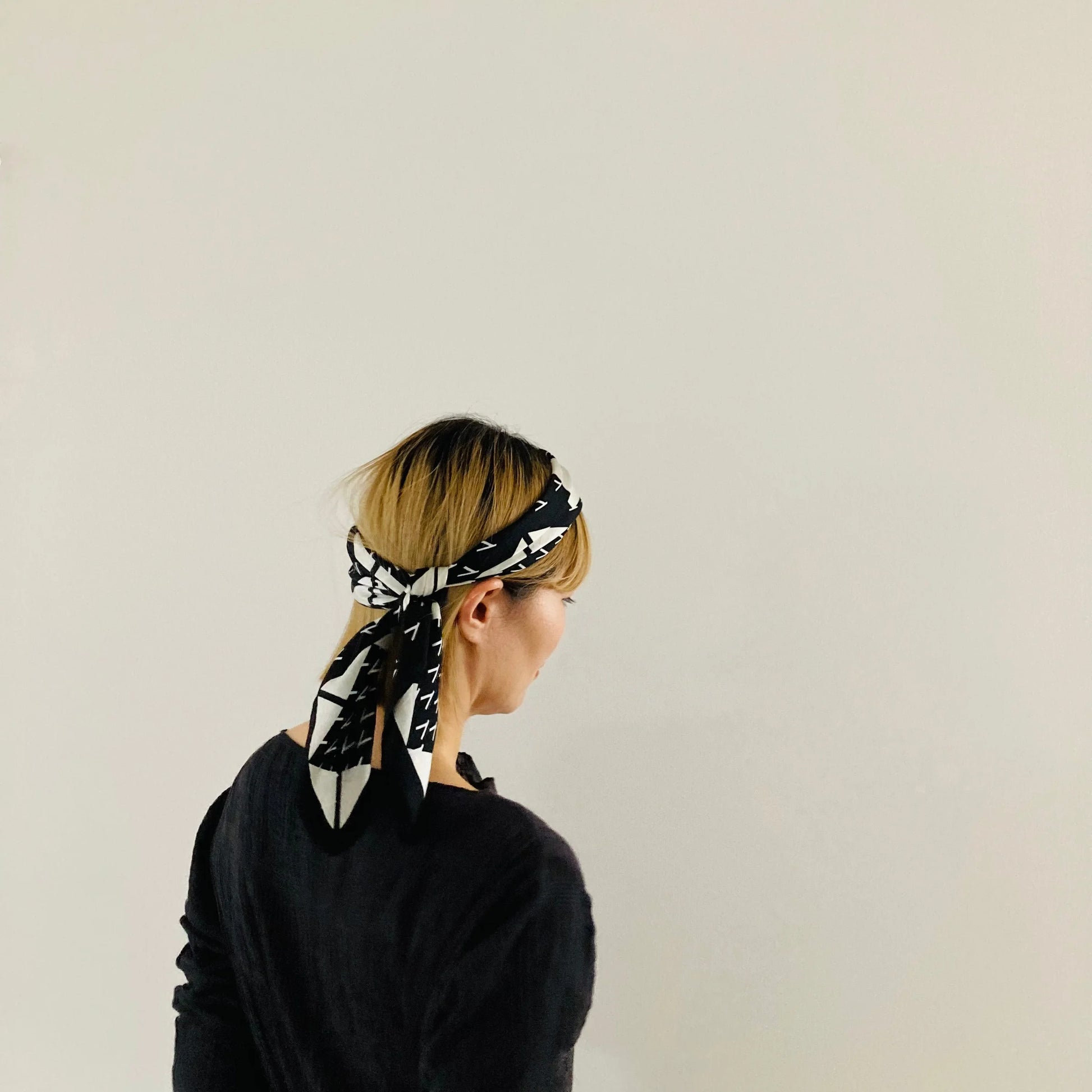 cleaveland×BELLA MOLNAR  <br>Écharpe « 13 roses »