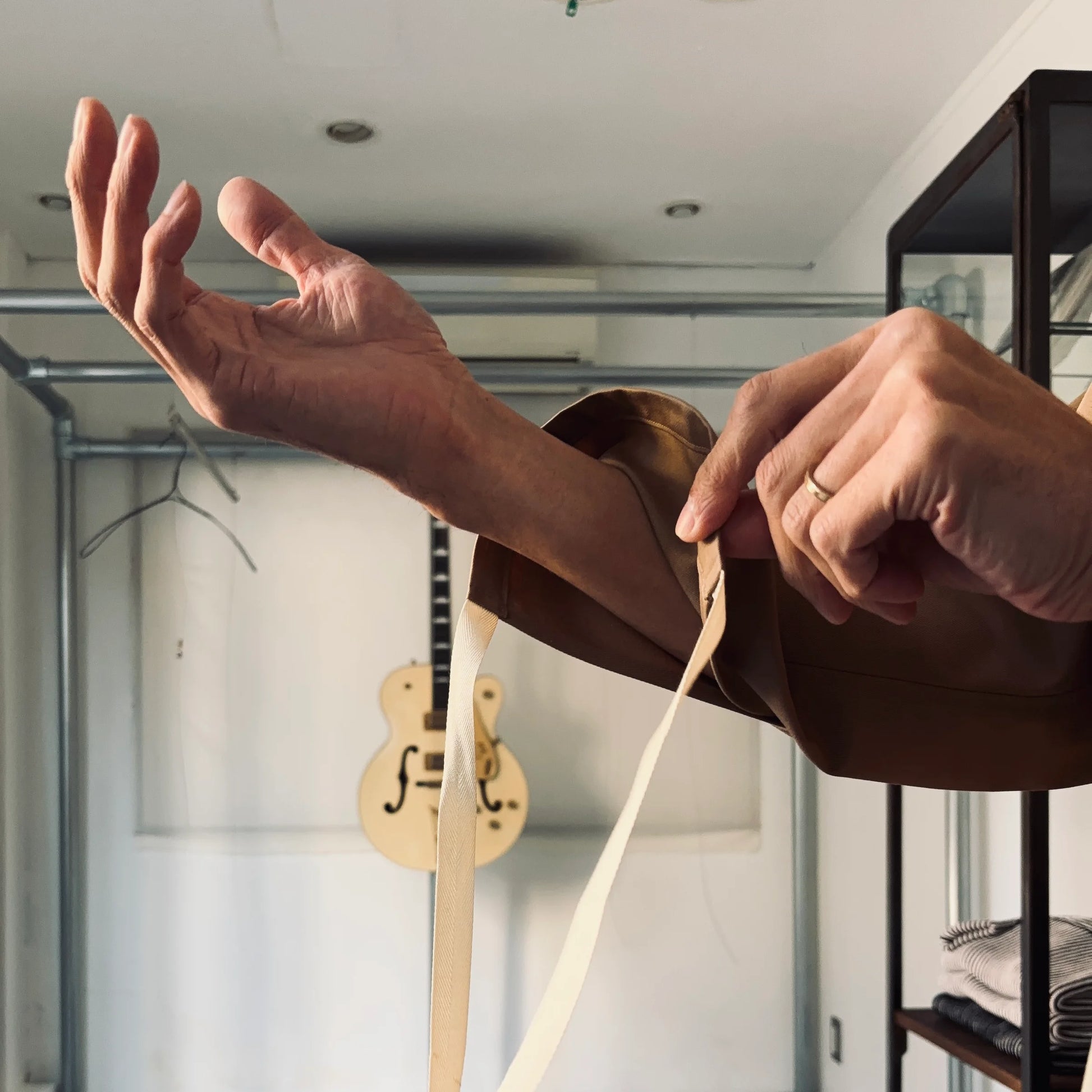 cleaveland×BELLA MOLNAR<br> : commander  <br>« Attristé par cela » MMTwill